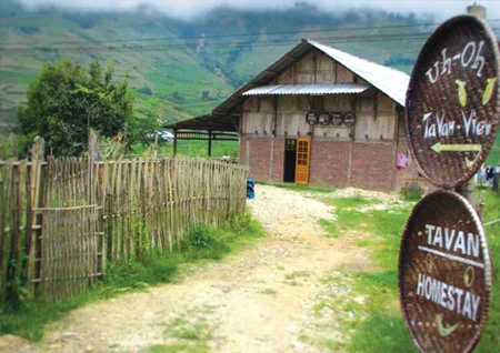 Devant de nombreuses maisons, on trouve des enseignes rudimentaires sur lesquelles sont inscrits : Homestay. (Source : VOV/VNA)